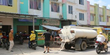 Petugas saat SPAM BP Batam saat mendistribusikan air untuk warga, foto: ist