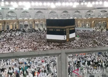Jamaah calon haji melakukan tawaf atau memutari Ka'bah seusai sholat subuh di Masjidil Haram, Mekah, Arab Saudi, Selasa (13/6/2023). ANTARA FOTO/Wahyu Putro A/foc/am.