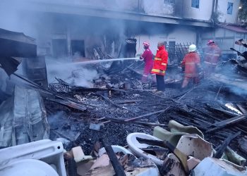 Petugas Damkar Tanjungpinang saat Memadamkan Api yang Melalap Toko Mebel Jalan Raja Haji Fisabilillah, foto: ist