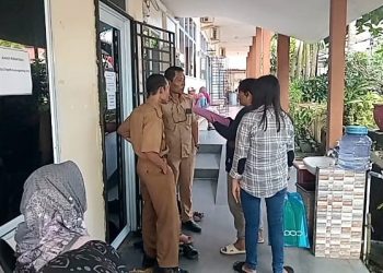 Sejumlah Orang Tua saat Mendatangi Posko Pendaftaran, foto: Mael/detak.media