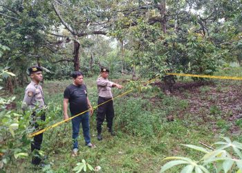 Polisi saat Mengolah TKP Tempat Penemuan bayi, foto: Mael/detak.media