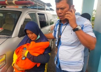 Bayi yang Ditemukan di Semak Belukar di Tanjungpinang, saat dibawa ke Rumah Sakit, foto: mael/detak.media