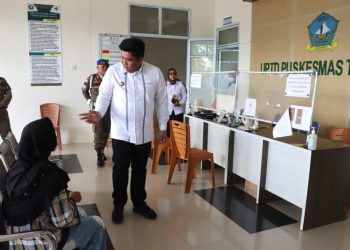 Bupati, Roby Kurniawan saat melihat Puskesmas Toapaya, foto: ist