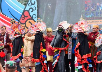 Walikota Blitar Santoso saat peragakan tari Barong Khas Blitar dipembukaan BEN Carnival 2023, foto: Dani ES/detak.media