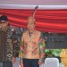 Ketua DPRD Kota Blitar dr Syahrul Alim memakai baju khas Suku Dayak, saat menonton BEN Carnival 2023, foto: Dani ES/detak.media