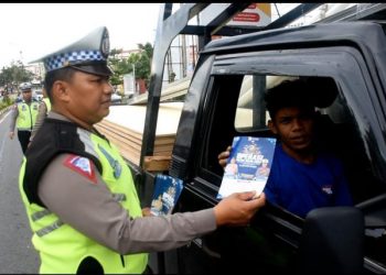 Petugas Satlantas Polresta Tanjungpinang saat Memasang Stiker Keselamatan di Kendaraan, foto: ist