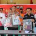 Kapolsek Bunguran Barat didampingi Kasi Humas Polres Natuna memperlihatkan barang bukti yang berhasil dikumpulkan (foto : Dok.Humas Polres Natuna)