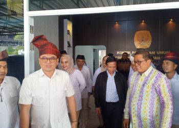 Ketua DPP Partai Gerindra, M. Endipat Wijaya (tanjak merah) seusai silaturahmi, didampingi Ketua KPU Kepri, Indrawan Susilo, foto: Lam/detak.media