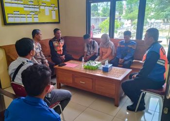 Pelaku pelemparan batu ke kereta api saat diberikan pembinaan di Polsek Kepanjen Kidul Kota Blitar, foto: Dani ES/detak.media