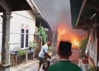 Warga saat berjibaku memadamkan api, foto: ist