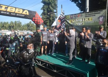 Bupati Blitar Rini Syarifah saat memberangkatkan fun bike gempur rokok ilegal, foto: Dani ES/detak.media