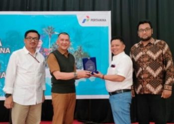 Wabup Natuna, Rodhial Huda, didampingi Sekda Natuna, Boy Wijanarko Varianto, saat menerima cinderamata dari pihak PT Pertamina (Persero) di Gedung Sri Serindit, Selasa (09/05/2023) siang. (foto : Dok. Diskominfo Natuna)