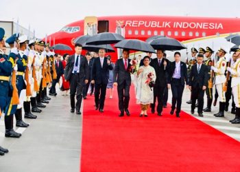 Presiden Jokowi dan Ibu Iriana di Bandar Udara Internasional Tianfu, Kota Chengdu, Provinsi Sichuan, Republik Rakyat Tingkok (RRT), pada Kamis (27/07/2023). (Foto: BPMI Setpres/Laily Rachev)