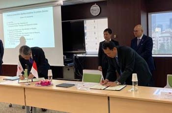 Penandatanganan kerjasama oleh Direktur Utama RS Kanker Dharmais, Soeko Nindito, dengan Direktur Utama Medipolis Proton Therapy and Research Center, Ryoichi Nagata, foto: ist/kemkes.go.id