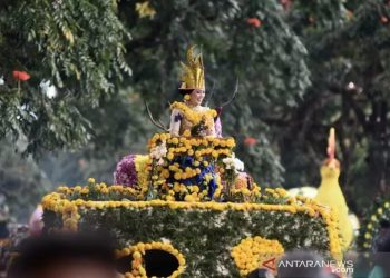 Parade bunga Beautiful Malino 2019 mempertontonkan kendaraan hias berbahan dasar berbagai jenis bunga dari perwakilan SKPD dan Kecamatan lingkup Pemerintah Kabupaten (Pemkab) Gowa, Sabtu (13/07/2019). ANTARA Foto/HO/Humas Gowa