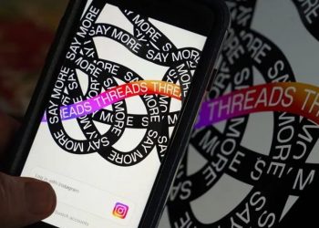 Sebuah ponsel terlihat menjalankan aplikasi Threads berbasis teks Instagram. (foto web)