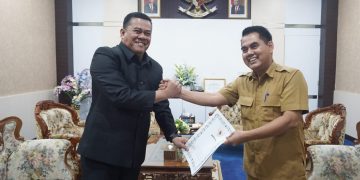 Sekda Bintan, Ronny Kartika saat menyerahkan SK Plt Kepala Dinas, foto: ist