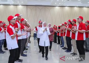 Menteri Ketenagakerjaan, Ida Fauziyah melepas delegasi Indonesia ke ajang kompetisi keterampilan tingkat ASEAN (Worldskill ASEAN/WSA) ke-13 tahun 2023 di Singapura, Senin (17/7/2023). ANTARA/HO-Kemnaker/pri.