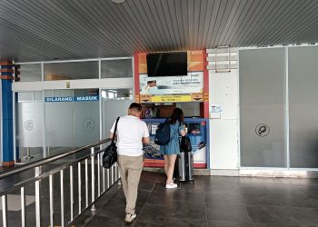 Calon Penumpang saat Hendak Membeli Tiket Masuk Pelabuhan SBP Tanjungpinang, Rabu (19/7/2023) foto: Mael/detak.media