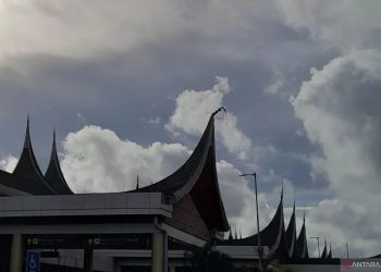 Bandar udara internasional Minangkabau, Kota Padang dengan latar cerah berawan. (ANTARA/Lintang Budiyanti Prameswari)