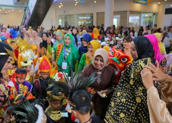 Mantan Wali Kota Tanjungpinang, Rahma saat bersama anak anak PAUD, foto: detak.media