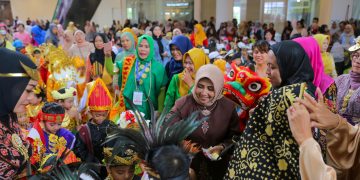 Mantan Wali Kota Tanjungpinang, Rahma saat bersama anak anak PAUD, foto: detak.media