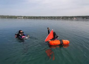 Anggota tim penyelamat berupaya menemukan korban kecelakaan kapal penyeberangan antar-desa di bagian wilayah perairan Kabupaten Buton Tengah, Provinsi Sulawesi Tenggara, Senin (24/7/2023). ANTARA/HO Basarnas Kendari.