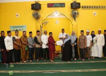 Wali Kota Tanjungpinang, Rahma saat menyerahkan  bantuan dana hibah untuk masjid, foto: pro/detak.media