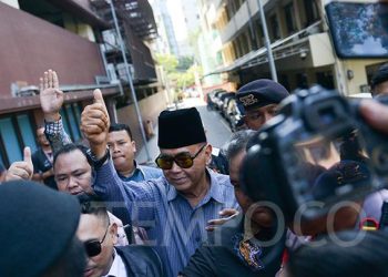 Pimpinan Pondok Pesantren Al Zaytun Panji Gumilang mendatangi Mabes Polri untuk memenuhi panggilan pemeriksaan penyidik Direktorat Tindak Pidana Umum Bareskrim Polri, Jakarta, Selasa, 1 Agustus 2023. Panji Gumilang diperiksa atas kasus dugaan penistaan agama, ujaran kebencian, berita bohong, Tindak Pidana Pencucian Uang (TPPU) hingga penyalahgunaan uang zakat. TEMPO/ Febri Angga Palguna