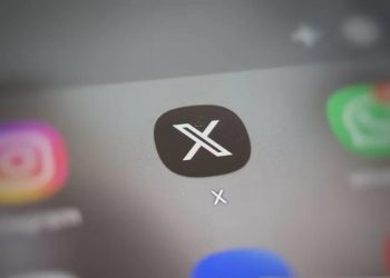 Ilustrasi logo aplikasi X yang terpasang di ponsel pintar. X diperkenalkan oleh Elon Musk setelah mengambil langkah perubahan citra Twitter menjadi X. (ANTARA/Livia Kristianti)