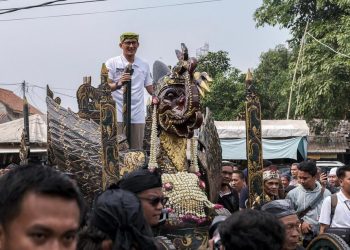 Menparekraf Sandiaga Salahuddin Uno Menaiki Kereta Kencana di Desa Wisata Religi Astana, Cirebon, (6/8/2023), foto: ist/kemenparekraf.go.id