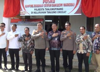 Wakapolresta Tanjungpinang, AKBP Arief saat foto bersama seusai Meresmikan Kampung Berbinar di Tanjung Unggat, foto: Mael/detak.media