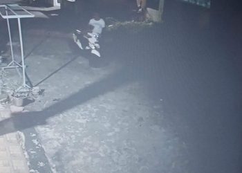 Aksi pelaku pencurian saat terekam cctv, foto: potongan video cctv, foto: mael/detak.media