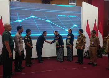 Ketua DPRD Kota Blitar dr Syahrul Alim mengucapkan salam selamat pada Walikota Blitar Santoso (baju batik) saat membuka Bimtek Smart City di Balai Kusuma Wicitra, foto: Dani ES/detak.media