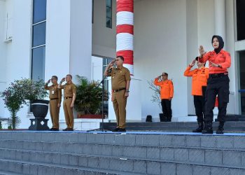 Bupati Natuna Wan Siswandi saat memimpin upacara, didampingi oleh Wakil Bupati Rodhial Huda dan Sekda Natuna, Boy Wijanarko (foto : Zaki/DM)