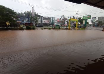Banjir Melanda Jalan DI Panjaitan saat Hujan Deras, foto: Mael/detak.media