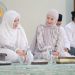 Ketua TP PKK Kabupaten Bintan, Hafizah Rahmadhani, saat memghadiri pelaksanaan Jum'at Bersalawat, di Masjid Baitus Syakur Tembeling Tanjung, foto: ist/detak.media