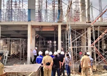 Rombongan DPRD Kabupaten Blitar saat meninjau pembangunan Gedung ICU RSUD Ngudi Waluyo Wlingi, foto: Dani ES/detak.media