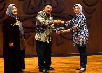 Walikota Blitar Santoso saat menerima penghargaan UI GreenCityMetric, foto: Dani ES/detak.media