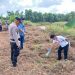 Polisi saat Melakukan Identifikasi Penemuan Tengkorak Manusia di Jalan Sei Timun Tanjungpinang, foto: ist