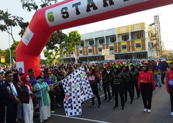 Walikota Tanjungpinang, Rahma, saat melepas Peserta Gerak Jalan 8 KM, foto: Fizi/detak media