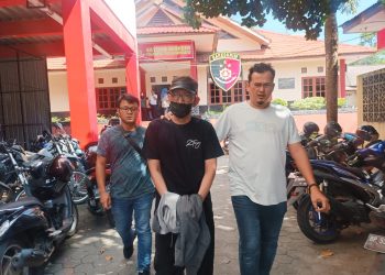 Tersangka MN saat Tiba di Mapolresta Tanjungpinang, foto: Mael/detak.media