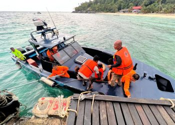 Tim Sar saat Melakukan Evakuasi 4 Kru KM Jaya Makmur 88, foto: Basarnas Tanjungpinang