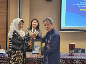 Atdikbud KBRI Dili, Ikhfan Haris, saat foto bersama seusai kegiatan lokakarya bertajuk ‘SEAQIL Goes to Schools (SGtS): Compilation of Language Teaching Technique from Timor-Leste’ di Dili, foto: ist/detak.media