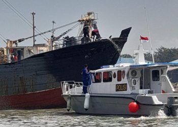 Personel Satpolairud saat Memadamkan Api yang Melalap Haluan Kapal KM Batam Baru, foto: ist