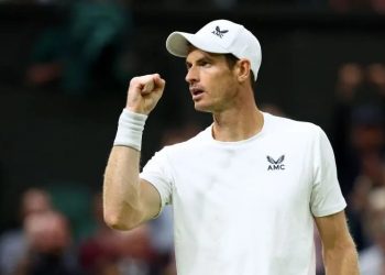 Arsip - Petenis Inggris Andy Murray beraksi pada pertandingan babak kedua Wimbledon melawan petenis Yunani Stefanos Tsitsipas di All England Lawn Tennis and Croquet Club, London, Inggris, Kamis (6/7/2023). (ANTARA/REUTERS/Hannah Mckay)