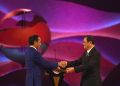 Presiden Joko Widodo (kiri) memberikan palu sidang kepada Perdana Menteri Laos Sonexay Siphandone usai pidato penutupan KTT ke-43 ASEAN 2023 di Jakarta, Kamis (7/9/2023). Media Center KTT ASEAN 2023/Zabur Karuru/foc.