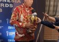 Bupati Natuna Wan Siswandi saat menerima penghargaan Indonesia Awards, kategori
