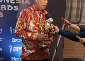 Bupati Natuna Wan Siswandi saat menerima penghargaan Indonesia Awards, kategori