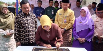 Wali Kota, Rahma saat menandatangani prasasti di Puskesmas Tanjungpinang Barat, foto: doc.dis/detak.media